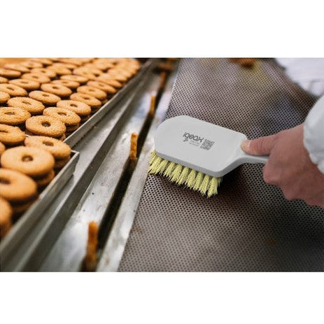 IGEAX BRUSH WITH SHORT HANDLE, WHITE, HARD BRISTLE RESISTANT TO HIGH TEMPERATURES. - Mabrook Hotel Supplies
